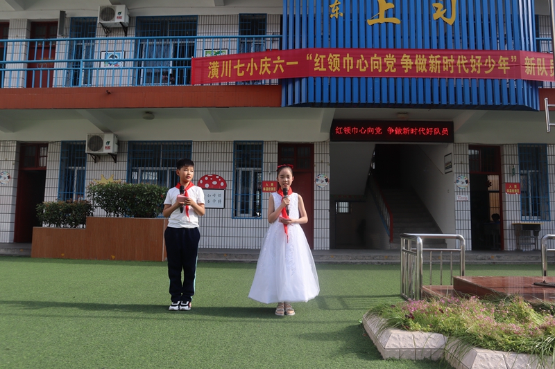 主持人.jpg 主持人.jpg