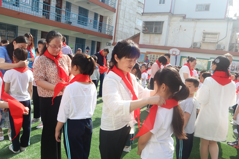 为新队员佩戴红领巾1.jpg 为新队员佩戴红领巾1.jpg