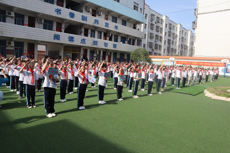 退旗,新队员敬队礼.jpg 退旗,新队员敬队礼.jpg