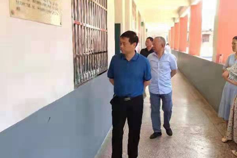 付池辉校长巡视各班召开家长会情况.jpg 付池辉校长巡视各班召开家长会情况.jpg