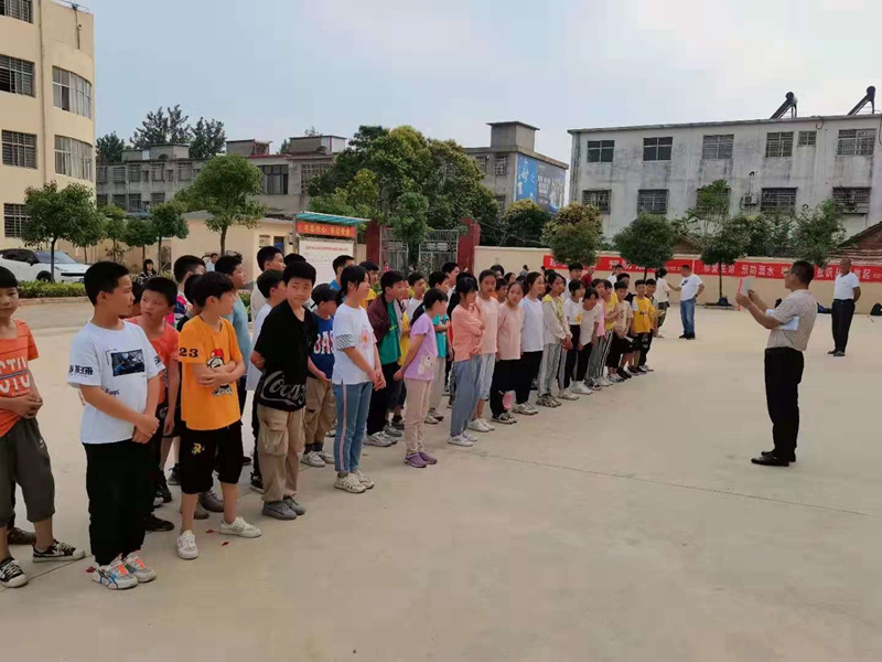 向学生宣传优惠政策及规定.jpg 向学生宣传优惠政策及规定.jpg