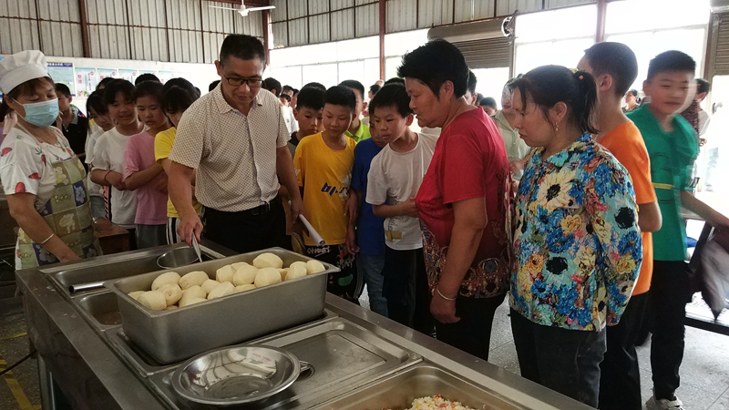 参观食堂.jpg 参观食堂.jpg
