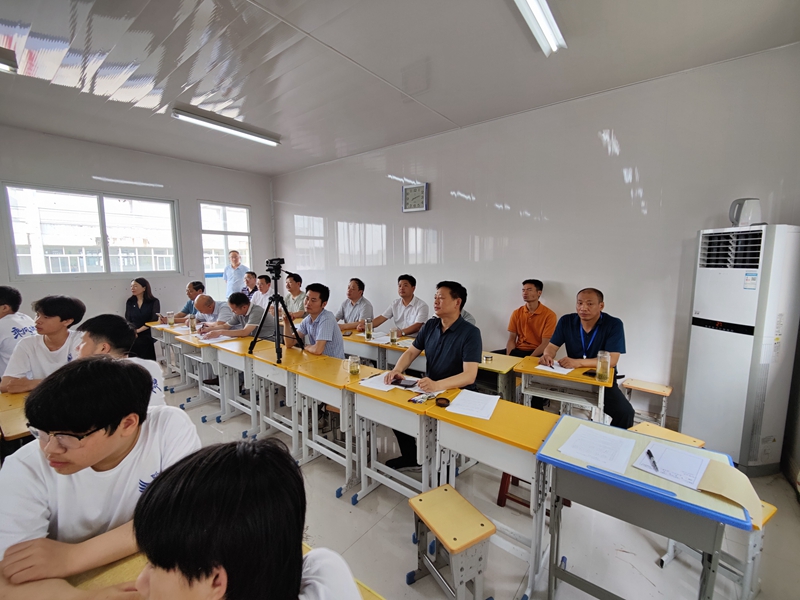 戚亚男2.jpg 戚亚男2.jpg