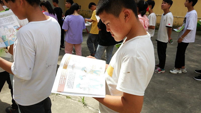 同学们认真阅读2.jpg 同学们认真阅读2.jpg