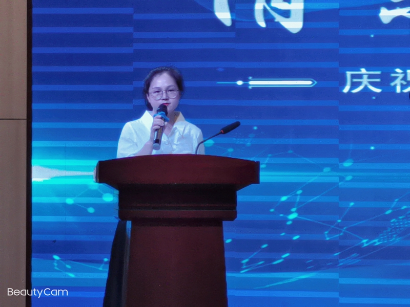 毕业班教师代表谈力.jpg 毕业班教师代表谈力.jpg