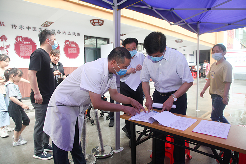 兰恩民督导检查新冠疫苗接种工作