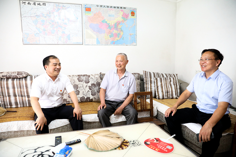 孔辉走访慰问老党员、督导新冠疫苗接种工作 孔辉走访慰问老党员、督导新冠疫苗接种工作