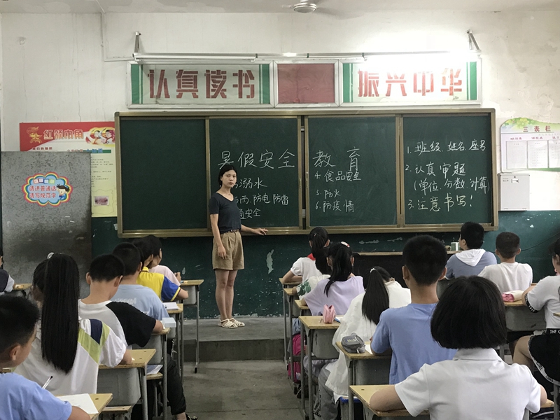 各班进行安全教育2.jpg 各班进行安全教育2.jpg