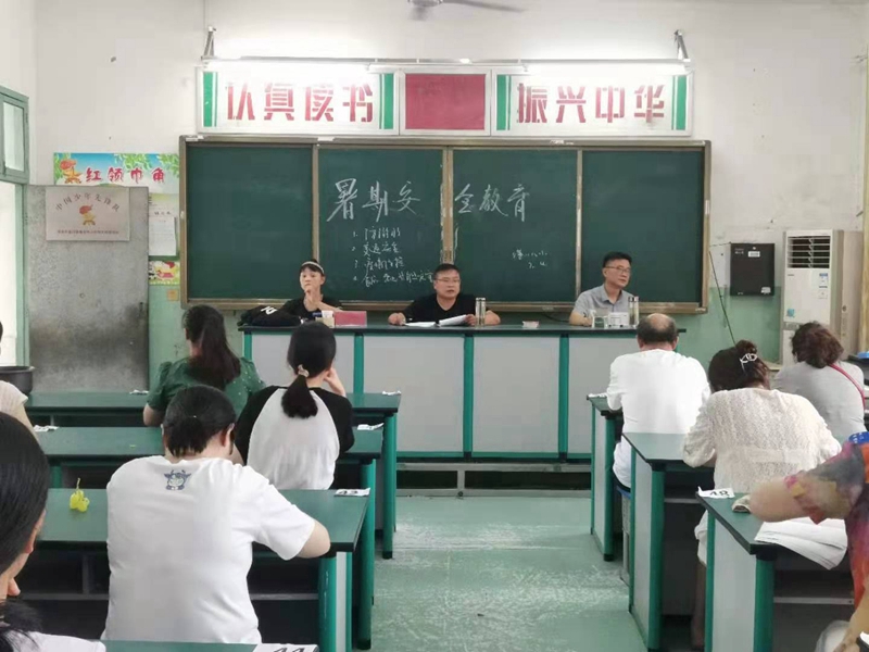 校长李喜乐作工作总结.jpg 校长李喜乐作工作总结.jpg