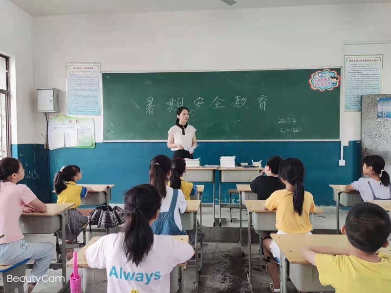 各班进行安全教育1.jpg 各班进行安全教育1.jpg