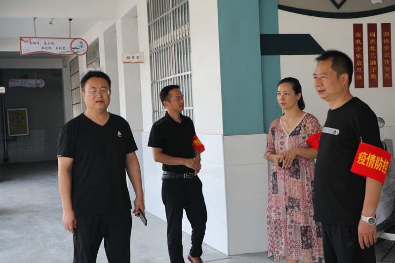 潢川县教体局领导到潢川一小督查疫情防控工作6.JPG