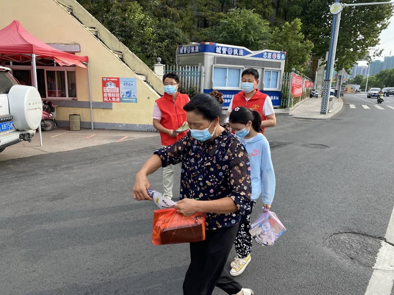 志愿者服务6.jpg 志愿者服务6.jpg