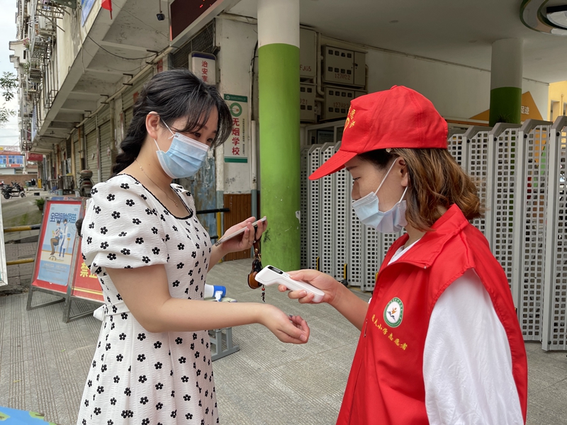 志愿者量体温.jpg