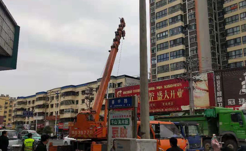 大型机械拆除杆路 (4).jpg 大型机械拆除杆路 (4).jpg