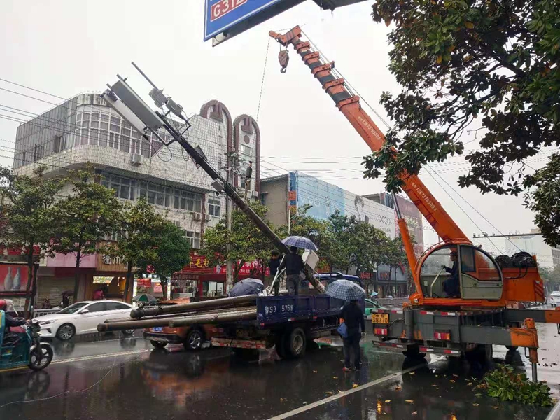 雨中拆除电杆 (2).jpg 雨中拆除电杆 (2).jpg