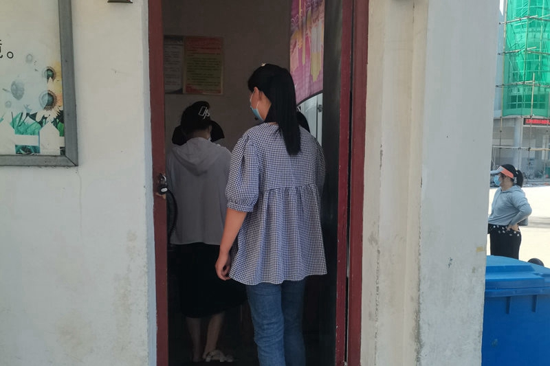 带体温异常学生进隔离观察室.jpg 带体温异常学生进隔离观察室.jpg