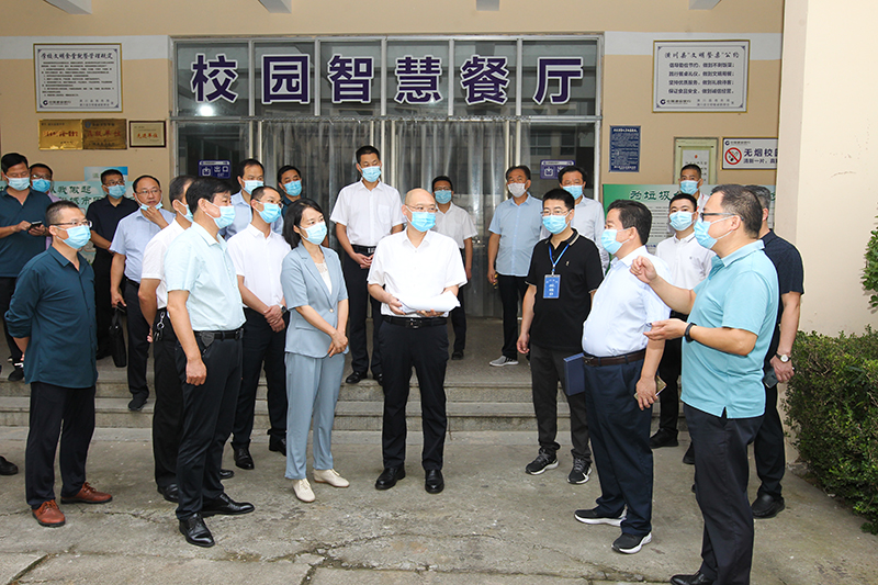县领导调研秋季开学相关工作
