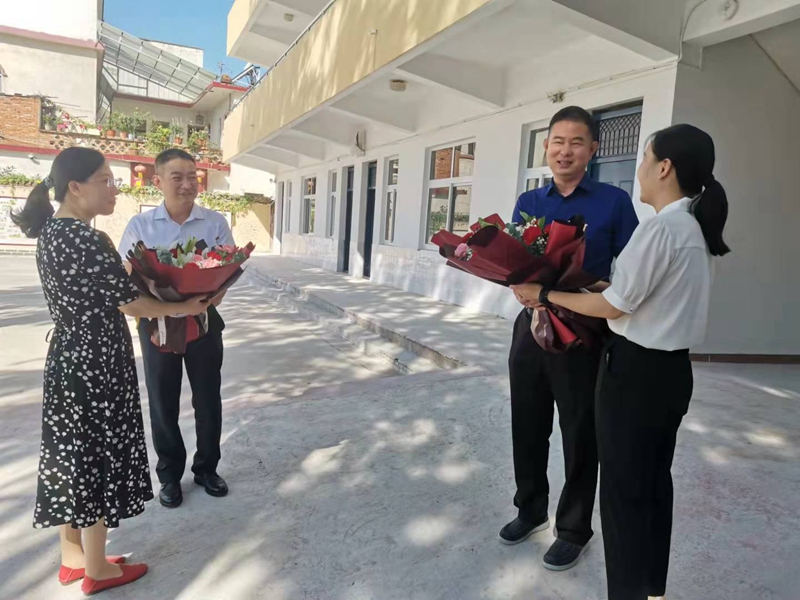 为优秀教师代表献花.jpg 为优秀教师代表献花.jpg
