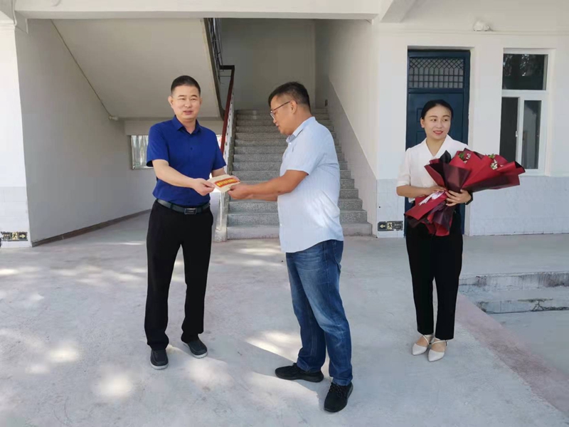 赠送慰问金.jpg 赠送慰问金.jpg