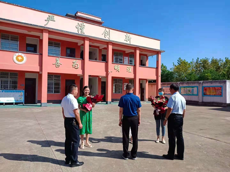 为庙岗小学优秀教师代表献花.jpg 为庙岗小学优秀教师代表献花.jpg