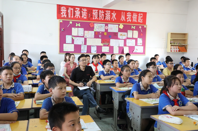 领导入班听推门课3.JPG