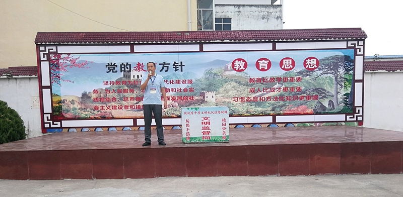 教务处王明江主任安排工作.jpg