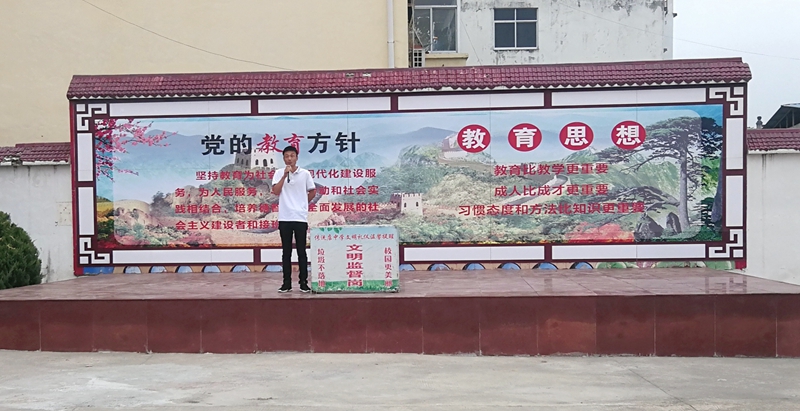 团总支卢勇书记安排工作.jpg