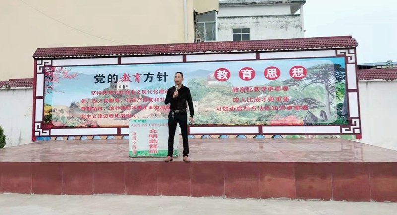 政教主任康文军作总结讲话.jpg