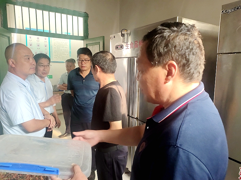 仁和中学强化学校食堂监管 确保师生餐饮安全 (3).jpg 仁和中学强化学校食堂监管 确保师生餐饮安全 (3).jpg
