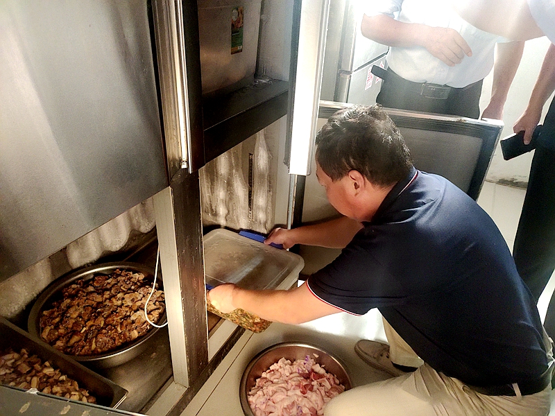 仁和中学强化学校食堂监管 确保师生餐饮安全 (5).jpg 仁和中学强化学校食堂监管 确保师生餐饮安全 (5).jpg