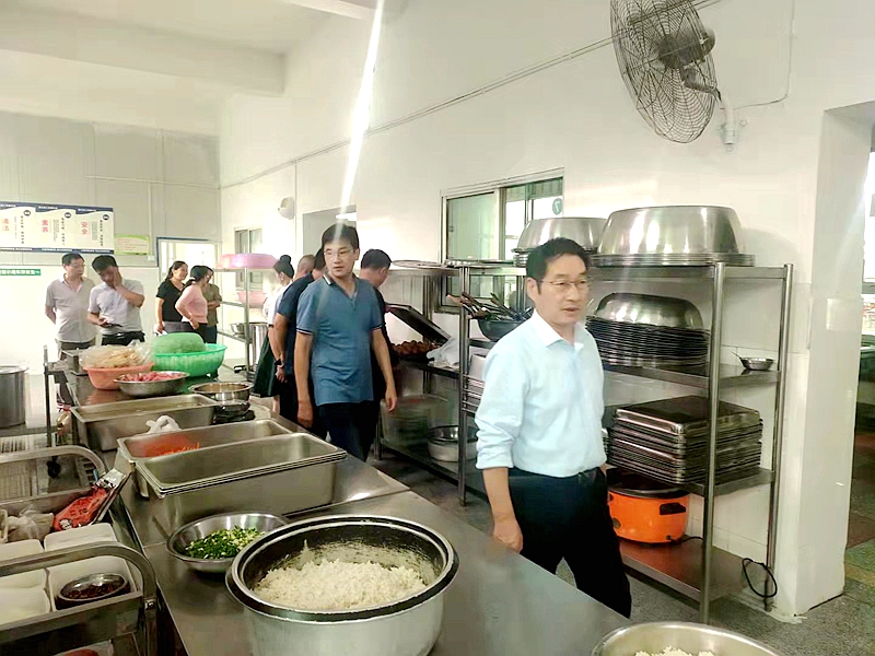 仁和中学强化学校食堂监管 确保师生餐饮安全 (7).jpg 仁和中学强化学校食堂监管 确保师生餐饮安全 (7).jpg