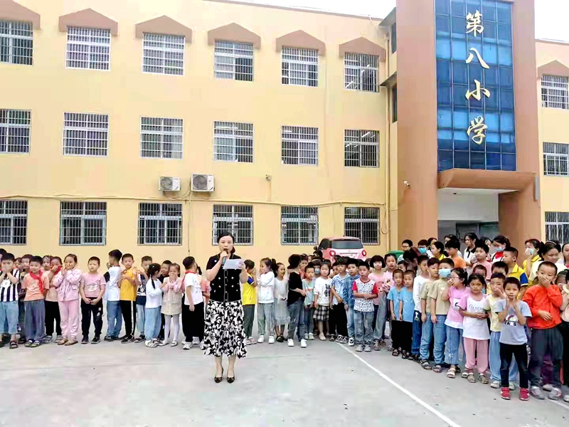 潢川八小教导主任郝燕艳讲话.jpg 潢川八小教导主任郝燕艳讲话.jpg