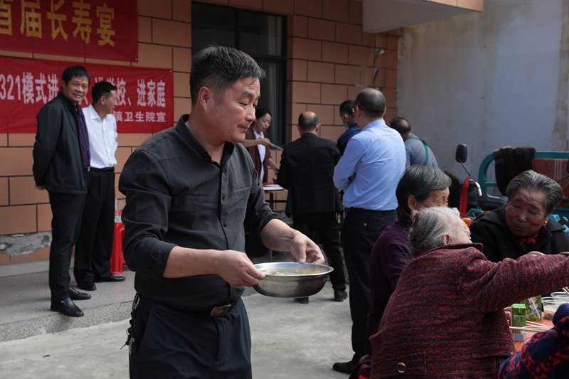 村干部端菜1K4A2614 (1).JPG