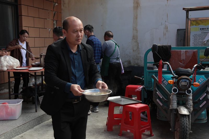 村干部端菜1K4A2614 (2).JPG