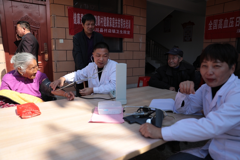 村医为老人检查身体。    1K4A2480.JPG