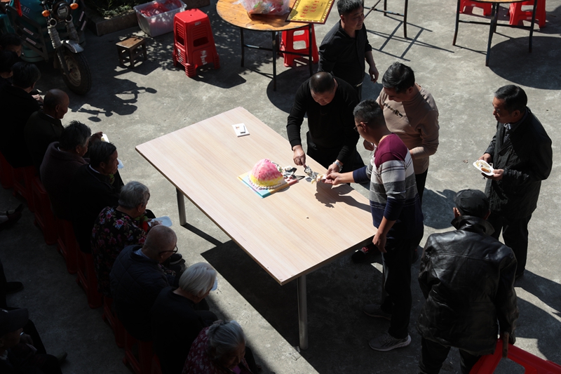 镇、村干部为人送蛋糕。   1K4A2540.JPG