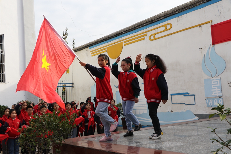 潢川一小举行“请党放心，强国有我”建队日活动暨新队员入队仪式3.JPG