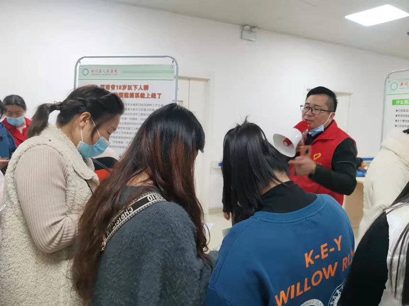 耐心指导家长填写同意书.jpg