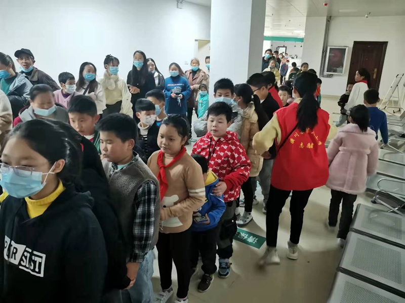 引导学生有序排队.jpg