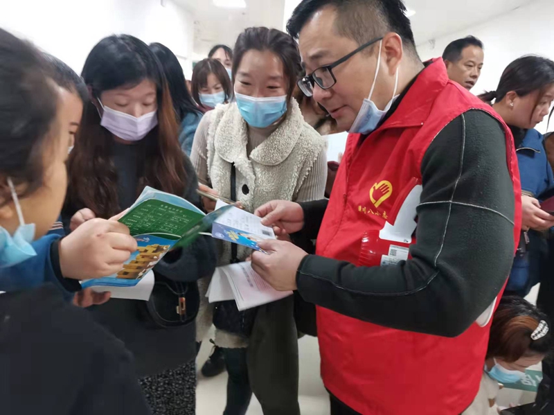 指导学生家长利用手机完善学生信息 (2).jpg