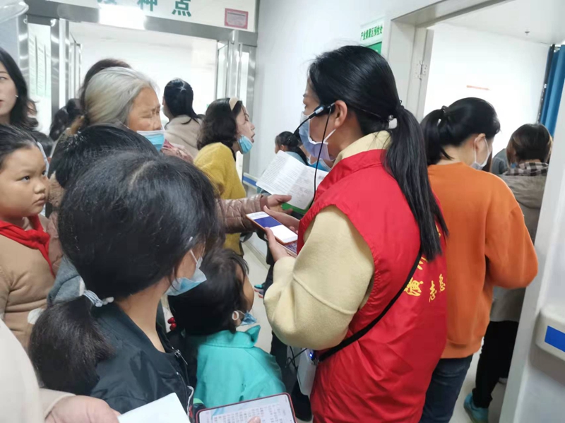 指导学生家长利用手机完善学生信息.jpg