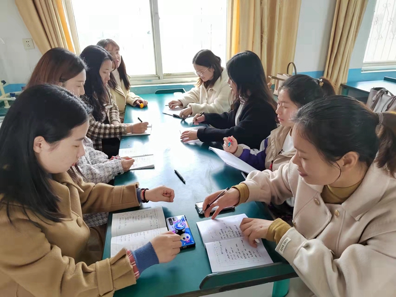 8评课研讨.jpg 8评课研讨.jpg