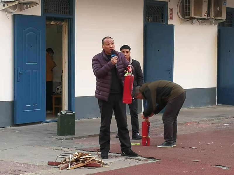李钰主任讲解如何使用灭火器.png