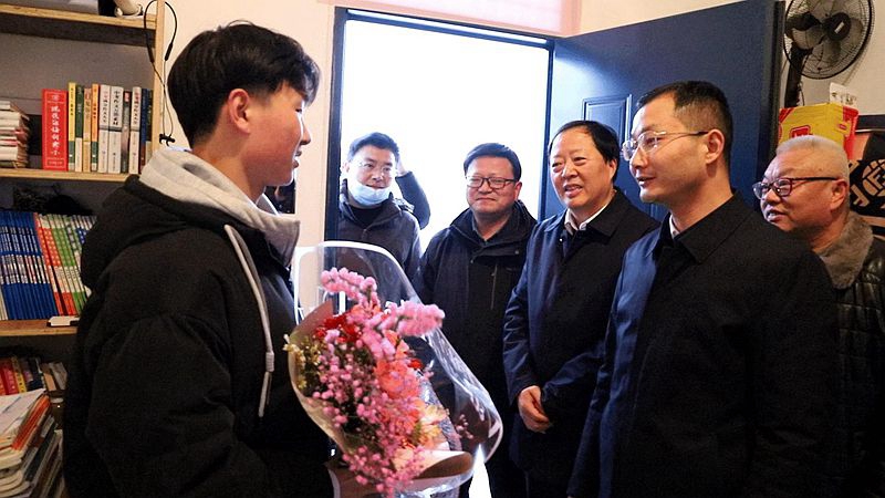 图二：县委常委、宣传部长、副县长李庆松走访慰问优秀高中生.jpg