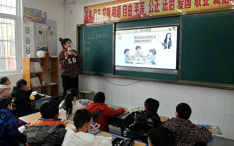 潢川一小开展蹲班听课活动2.jpg 潢川一小开展蹲班听课活动2.jpg