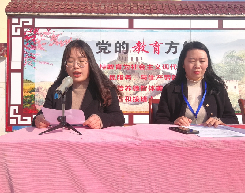 教师代表罗银玉.jpg 教师代表罗银玉.jpg