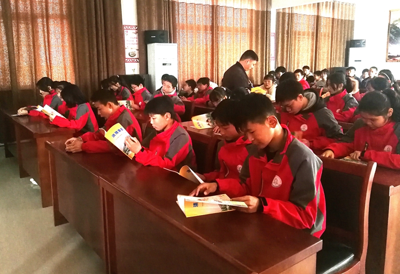 现场发放消防安全知识宣传手册.jpg 现场发放消防安全知识宣传手册.jpg