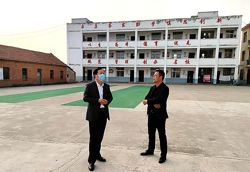 局党组书记、局长胡波深入彭店中学检查指导疫情防控工作.jpg