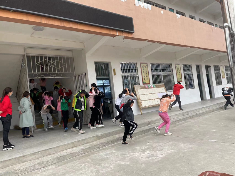 紧急疏散.jpg 紧急疏散.jpg
