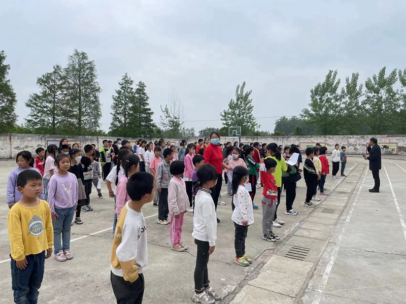 撤离到安全位置,校长李付才作消防安全教育.jpg 撤离到安全位置,校长李付才作消防安全教育.jpg